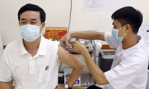 Đẩy nhanh tiến độ vận chuyển vaccine phòng COVID-19