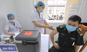 Nhân viên y tế tiêm vaccine AstraZeneca phòng COVID-19 cho cán bộ, chiến sĩ thuộc Bộ đội Biên phòng tỉnh Cao Bằng. Ảnh: Minh Quyết/TTXVN