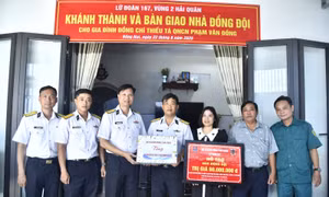 Vùng 2 Hải quân bàn giao ‘Nhà đồng đội’ cho quân nhân có hoàn cảnh khó khăn