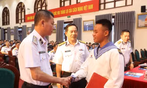 Hải quân tuyên dương lực lượng tham gia cứu trợ, giúp đỡ nhân dân khắc phục hậu quả mưa lũ