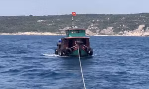 Tàu 785 Hải quân kịp thời cứu kéo một ghe cá trôi dạt trên biển