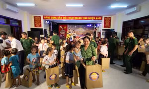 Mang trung thu tới trẻ em xã đảo Thổ Châu