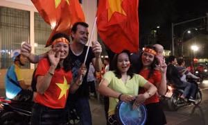 Du khách nước ngoài 'quẩy' mừng chiến thắng của tuyển Việt Nam