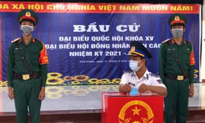 Chiến sĩ Trạm Cảnh sát biển số 4 đóng quân trên đảo Thổ Châu đi bỏ phiếu.