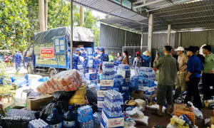 Đoàn đặc nhiệm phòng chống tội phạm ma túy số 2 giúp đỡ nhân dân sau bão lũ