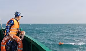 Hai thuyền viên tàu hàng bị lập chìm trên biển được Vùng 5 Hải quân kịp thời cứu vớt