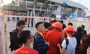 Cổ động viên vào sân Mỹ Đình (Hà Nội) đều được kiểm tra an ninh nghiêm ngặt