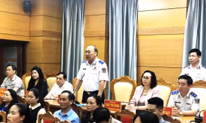 Thiếu tướng Lê Quang Đạo - Tư lệnh Cảnh sát biển Việt Nam, đại biểu Quốc hội tỉnh Phú Yên phát biểu, giao nhiệm vụ cho cán bộ, chiến sĩ các tàu Cảnh sát biển đang làm nhiệm vụ trên biển.