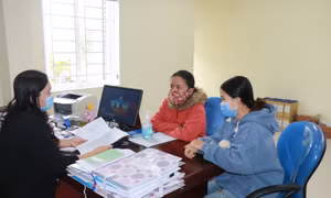 Tư vấn cho người lao động tại cơ quan Bảo hiểm xã hội huyện Quỳnh Lưu, tỉnh Nghệ An. Ảnh: Bich Huệ/TTXVN