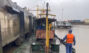 Cảnh sát biển bắt giữ tàu vận chuyển trái phép dầu DO tại khu vực biển giáp ranh Hải Phòng - Quảng Ninh