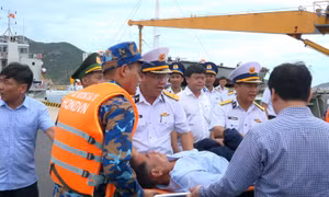 Vùng 4 Hải quân bàn giao 32 ngư dân gặp nạn trên biển cho địa phương