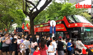Gần 7.000 lượt khách tham quan Hà Nội miễn phí bằng xe buýt 2 tầng dịp nghỉ lễ 30/4-15