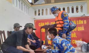 Quân y đảo Đá Lớn B thăm, khám sức khỏe cho các ngư dân