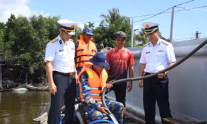 Bộ Tư lệnh Vùng 5 Hải quân thăm, tặng quà người dân vùng hạn Cà Mau