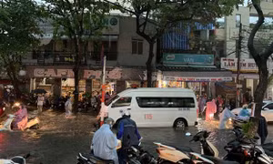Nhiều tuyến đường chính của Đà Nẵng ngập sâu, người dân di chuyển khó khăn