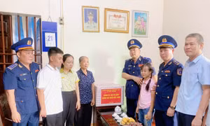 Thiếu tướng Lê Quang Đạo - Tư lệnh Cảnh sát biển thăm và tặng qùa gia đình liệt sỹ Trần Hoàng Trung, nhân viên tàu CSB 3003 Bộ Tư lệnh Vùng Cảnh sát biển 1