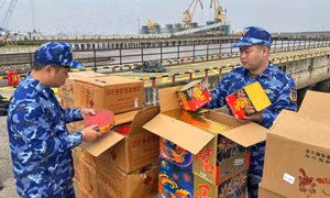 Cảnh sát biển bắt giữ vụ vận chuyển trái phép pháo nổ số lượng lớn trong ngày đầu năm mới