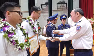 Đồng chí Thiếu tướng Lê Quang Đạo - Tư lệnh Cảnh sát biển Việt Nam trao phần thưởng cho Đại úy Nguyễn Đình Lưu - một trong những gương mặt trẻ triển vọng toàn quân năm 2022