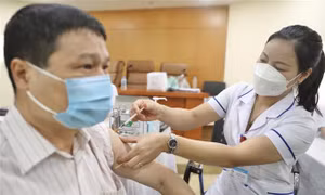 Thủ tướng chỉ đạo đẩy nhanh tiêm vaccine trước tình hình số ca mắc COVID-19 tăng trở lại