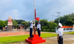 Cán bộ, chiến sĩ Trường Sa và Nhà giàn DK1 làm lễ treo cờ rủ Quốc tang Tổng Bí thư Nguyễn Phú Trọng