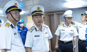 Vùng 4 Hải quân kiểm tra, chúc mừng tàu 26 nhân dịp đầu xuân 2025 