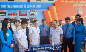 Thủ trưởng Bộ Tư lệnh Hải quân và đại biểu tham quan trưng bày tại Đại hội