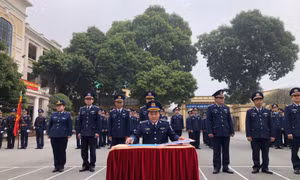 Đại tá Nguyễn Đức Độ, Chính ủy Trung tâm Đào tạo và Bồi dưỡng nghiệp vụ Cảnh sát biển ký kết giao ước thi đua tại lễ ra quân huấn luyện năm 2023