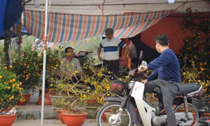 Người dân quê lúa vẫn lơ là phòng dịch khi đi mua sắm dịp Tết 