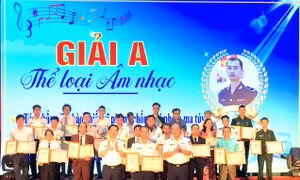 Trung tướng Bùi Quốc Oai - Bí thư Đảng ủy, Chính ủy Cảnh sát biển và Thiếu tướng Lê Quang Đạo - Tư lệnh Cảnh sát biển Việt Nam trao giải A thể loại âm nhạc cho Thiếu tá Phạm Minh Tuấn (Phòng Tuyên huấn, Cục Chính trị Cảnh sát biển Việt Nam)