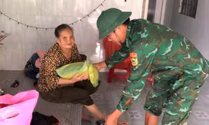 Những người lính biên phòng gác lại niềm riêng, đi về vùng tâm lũ giúp dân