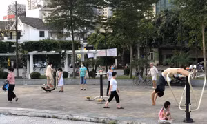 Khu vui chơi giải trí trước cửa Bệnh viện Tâm Anh, đường Hoàng Như Tiếp, phường Bồ Đề, quận Long Biên người dân tụ tập, thể dục, phớt lờ Chỉ thị 11 của Chủ tịch UBND Thành phố về công tác phòng chống dịch COVID-19. 