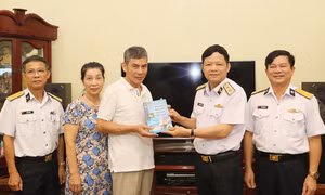 Trung tướng Nguyễn Văn Bổng cùng đoàn công tác Quân chủng Hải quân tặng quà gia đình Thiếu tướng Mai Năng