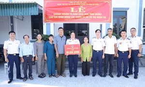 Bàn giao nhà tình nghĩa cho Thiếu tá có hoàn cảnh khó khăn Vũ Thị Ngọc Hà