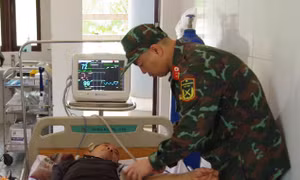 Bệnh xá đảo Trường Sa tiếp nhận và cấp cứu ngư dân tàu cá Quảng Ngãi 