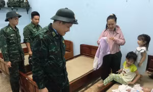 Bộ đội Biên phòng giúp dân ấm lòng trong những ngày bão