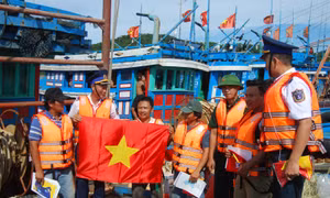 Cảnh sát biển đồng hành với ngư dân