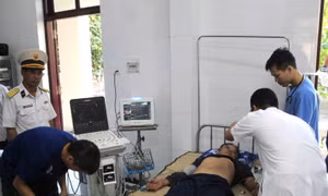 Bệnh xá đảo Song Tử Tây cấp cứu ngư dân Quảng Ngãi bị tai nạn trên biển