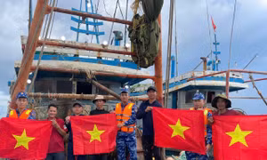 Cảnh sát biển tuyên truyền, chống khai thác IUU cho các tàu cá ngư dân