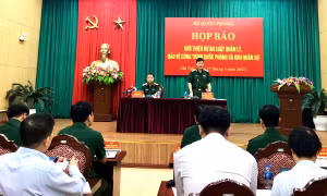 đồng chí Trung tướng Nguyễn Văn Đức - Cục trưởng Cục Tuyên huấn, Tổng Cục Chính trị - Người phát ngôn Bộ Quốc phòng phát biểu tại họp báo