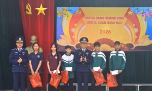 Cảnh sát biển chung tay mang Tết đến với học sinh nghèo
