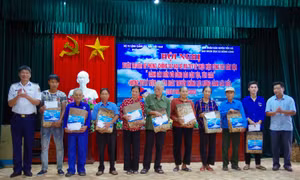 Cảnh sát biển phổ biến pháp luật, tặng quà giáo dân huyện Tiền Hải