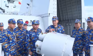 Đại tá Nguyễn Văn Bách, Tư lệnh Vùng 4 Hải quân kiểm tra các nội dung thi