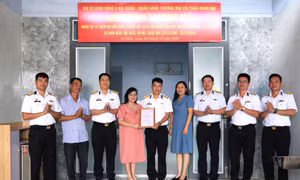 Vùng 5 Hải quân bàn giao 'Nhà đồng đội' cho quân nhân có hoàn cảnh khó khăn