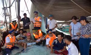 Phát tờ rơi tuyên truyền về tác hại của ma túy tới người dân Quảng Ninh 