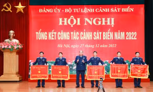 Thiếu tướng Lê Quang Đạo, Tư lệnh Cảnh sát biển trao Cờ thi đua của Bộ Quốc phòng cho các đơn vị