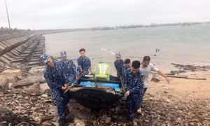 Bộ Tư lệnh Vùng Cảnh sát biển 1 giúp ngư dân huyện đảo Bạch Long Vĩ chống bão số 7