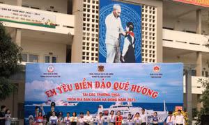 Trung tâm đào tạo và bồi dưỡng nghiệp vụ Cảnh sát biển tặng 10 xe đạp cho 10 học sinh có hoàn cảnh khó khăn vươn lên học giỏi.