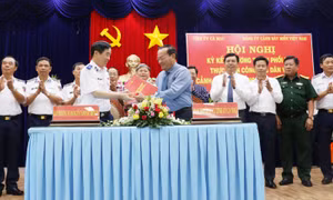 Ký kết chương trình ‘Cảnh sát biển đồng hành với ngư dân’