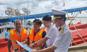 Vùng 2 Hải quân thực hiện tốt chương trình ‘Hải quân Việt Nam làm điểm tựa cho ngư dân vươn khơi bám biển’
