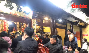 Những hình ảnh nhân dân thập phương về đền Bà Chúa Kho cầu tài, cầu lộc đầu năm mới.